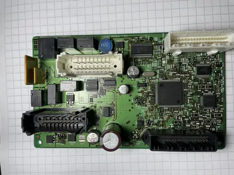 Foto real de una placa BCM Nissan Versa subida a AutoBoard